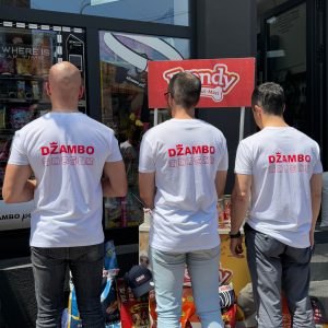 Tim sa Džambo majicama